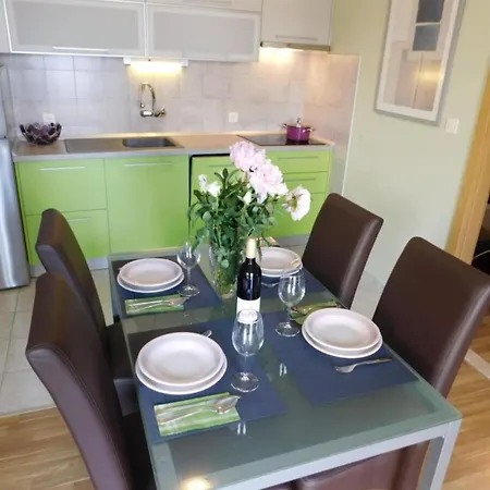 Ro I - Two Bedroom With Balcony