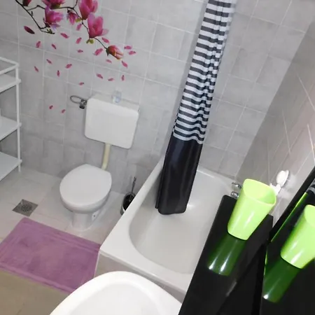 Ro I - Two Bedroom With Balcony *